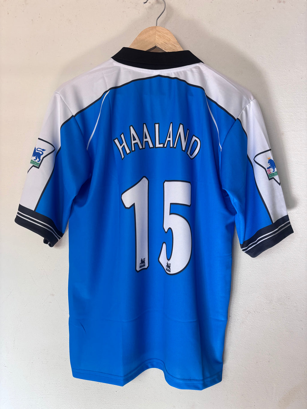 MANCHESTER CITY RETRO HOME KIT