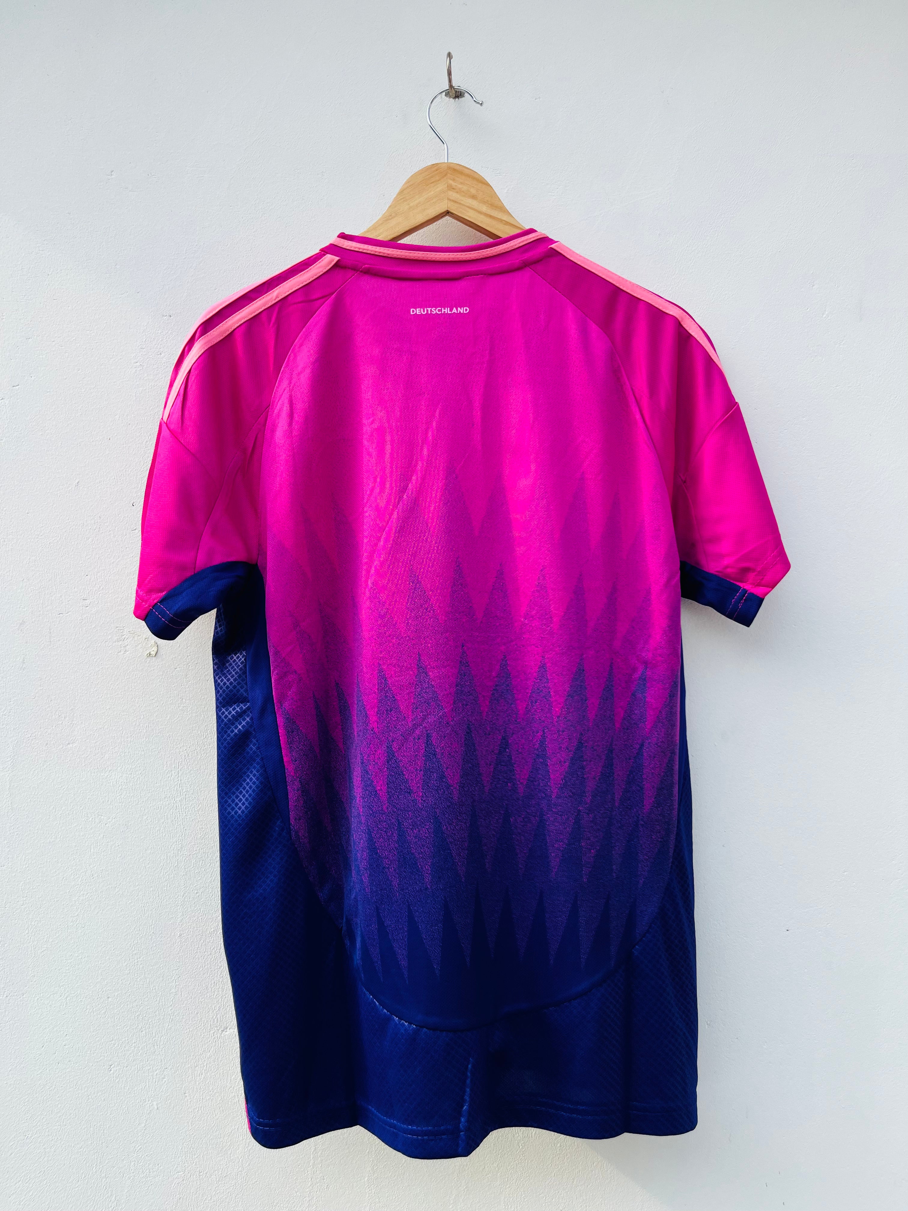 𝐈𝐦𝐩𝐨𝐫𝐭𝐞𝐝 𝐏𝐫𝐞𝐦𝐢𝐮𝐦 𝐄𝐝𝐢𝐭𝐢𝐨𝐧 – 𝟐𝟎𝟐𝟒 𝐀𝐰𝐚𝐲-𝐒𝐭𝐲𝐥𝐞 𝐅𝐨𝐨𝐭𝐛𝐚𝐥𝐥 𝐉𝐞𝐫𝐬𝐞𝐲 (GERMANY-𝐈𝐧𝐬𝐩𝐢𝐫𝐞𝐝) ⚽